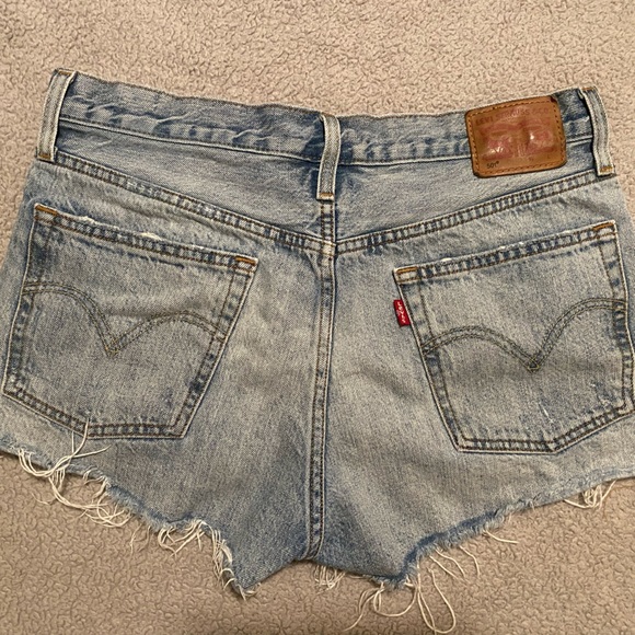 women’s LEVI shorts - Picture 2 of 5